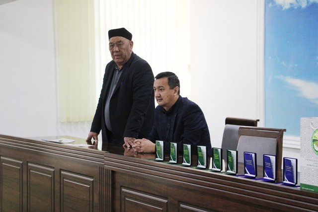 ИЛҒОР ФЕРМЕР ВА НАМУНАЛИ ТОМОРҚАЧИЛАР КЎКРАК НИШОНЛАРИ БИЛАН ТАҚДИРЛАНДИ.